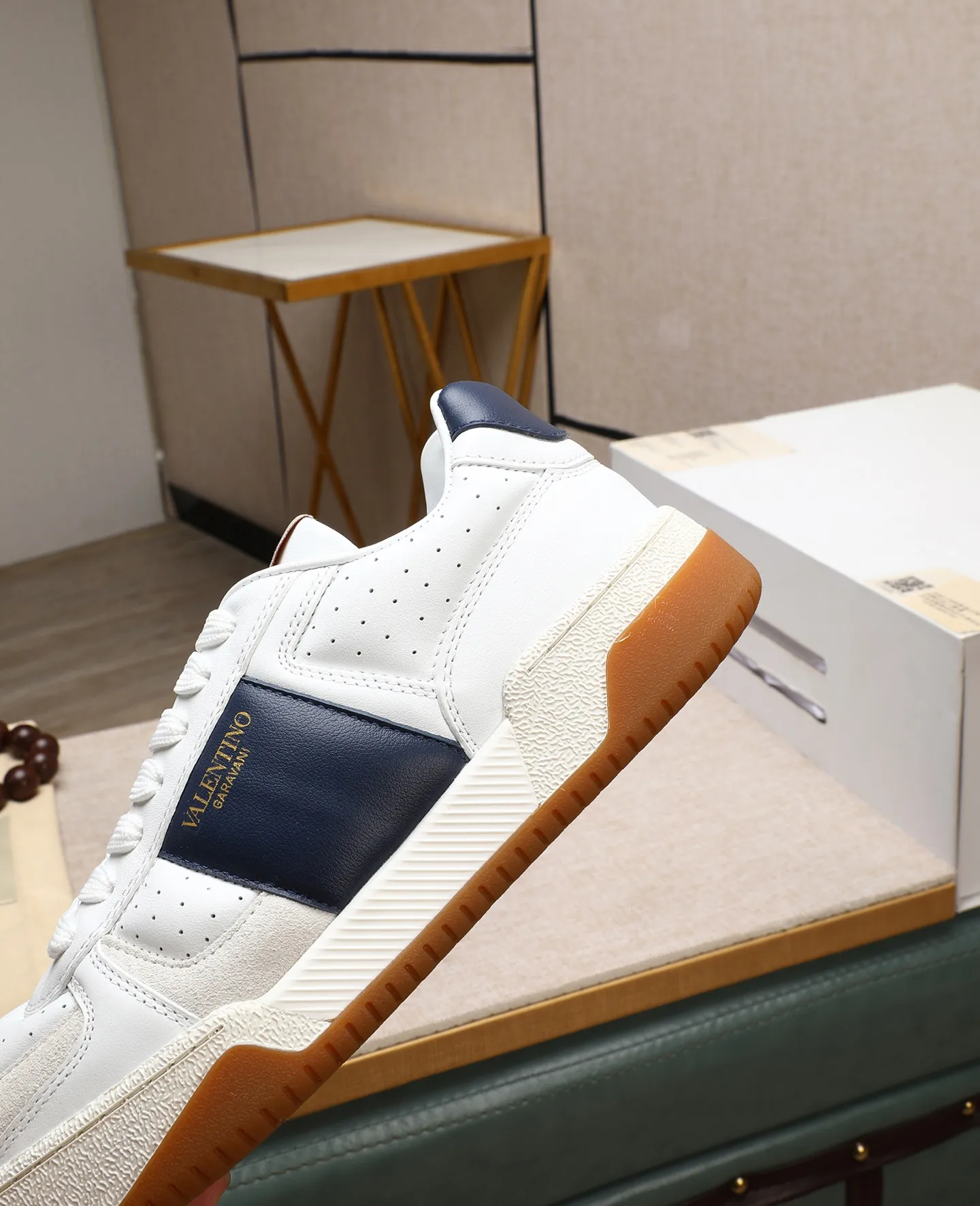 Men's shoes 💰740 [Valentino] Couple model, size: ▪️Size: Women's model 35-40 Men's model 39-44 (45 customized) Valentino Valentino Couple model Joie de Jouer series Velcro Thick sole Bread shoes Couple model Casual sneakers White shoes Original purchase and development Production Joie de Jouer series The style is simple but not out of style. The pure white base is paired with fresh green and soft beige, and the unique Velcro design highlights your personality. Every detail tells fashion and quality. Wear it, take a confident step, and start the trend journey. Delivered in exquisite packaging🛍📦 ▪️Material: Original custom imported first-layer cowhide ▪️Inner lining: Original custom made soft sheepskin lining ▪️Outsole: Original open-molded non-slip TPU material ▪️Sole thickness: 3.5CM